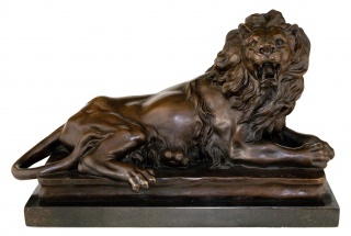 Скульптура «Лежащий лев» левый