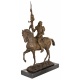 Скульптура "Воин со знаменем на лошади"