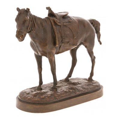Скульптура оседланного коня
