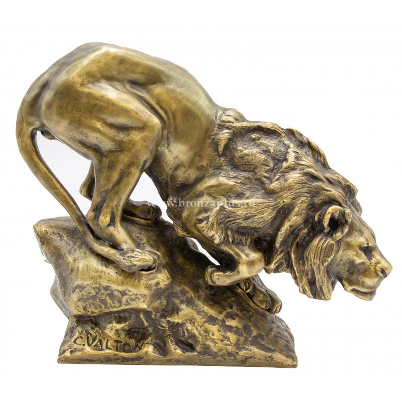 Скульптура "Лев на скале"