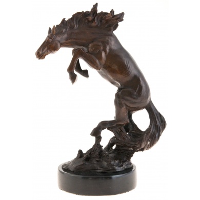 Скульптура "Вздыбленный конь"