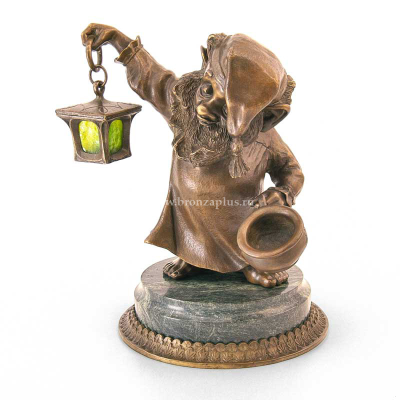 Скульптура «Гном с фонарём»