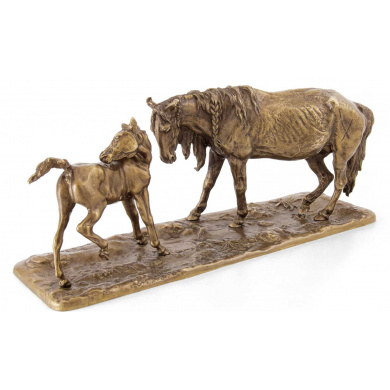 Скульптура "Лошадь с жеребёнком"