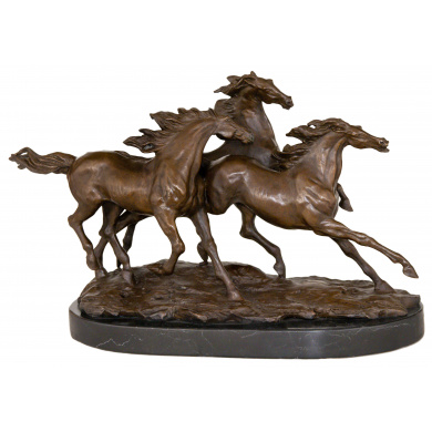 Скульптура "Три лошади"
