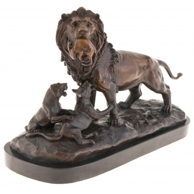 Скульптура "Лев со львятами"