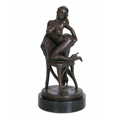 Скульптура "Девушка на стуле"