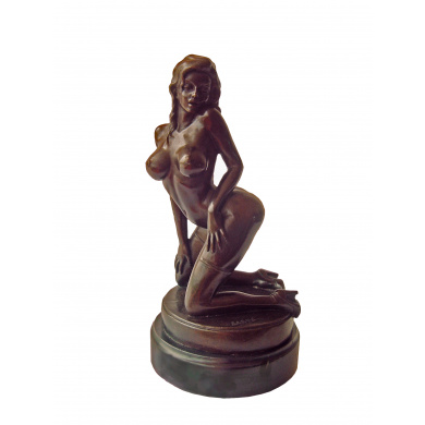 Скульптура "Девушка на коленках"