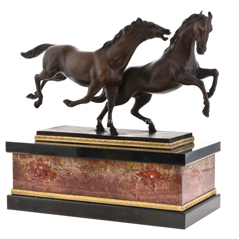 Бегущие лошади на постаменте из яшмы
