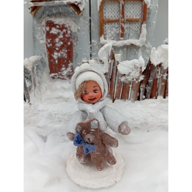 Игрушка "Девочка с медвежонком"
