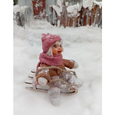 Ватная игрушка "Девочка на санках" 