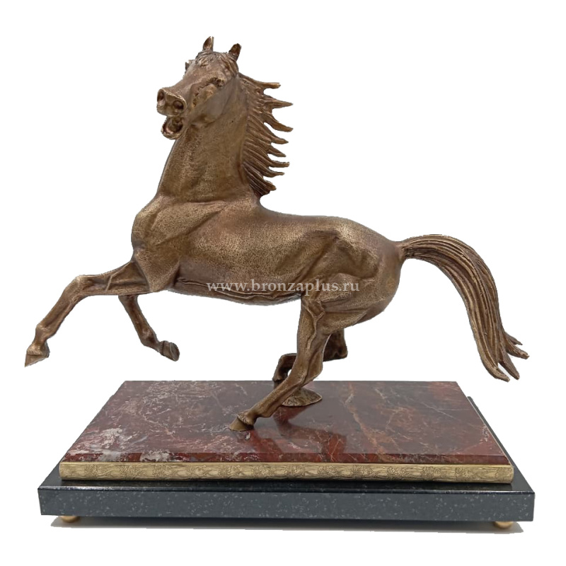 Статуэтка "Вздыбленная лошадь" (яшма)