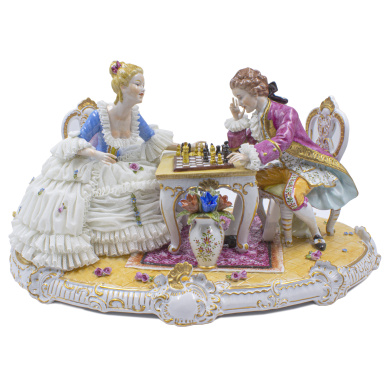 Фарфоровая статуэтка "Игра в шахматы"