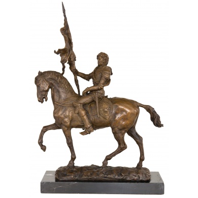 Скульптура "Воин со знаменем на лошади"